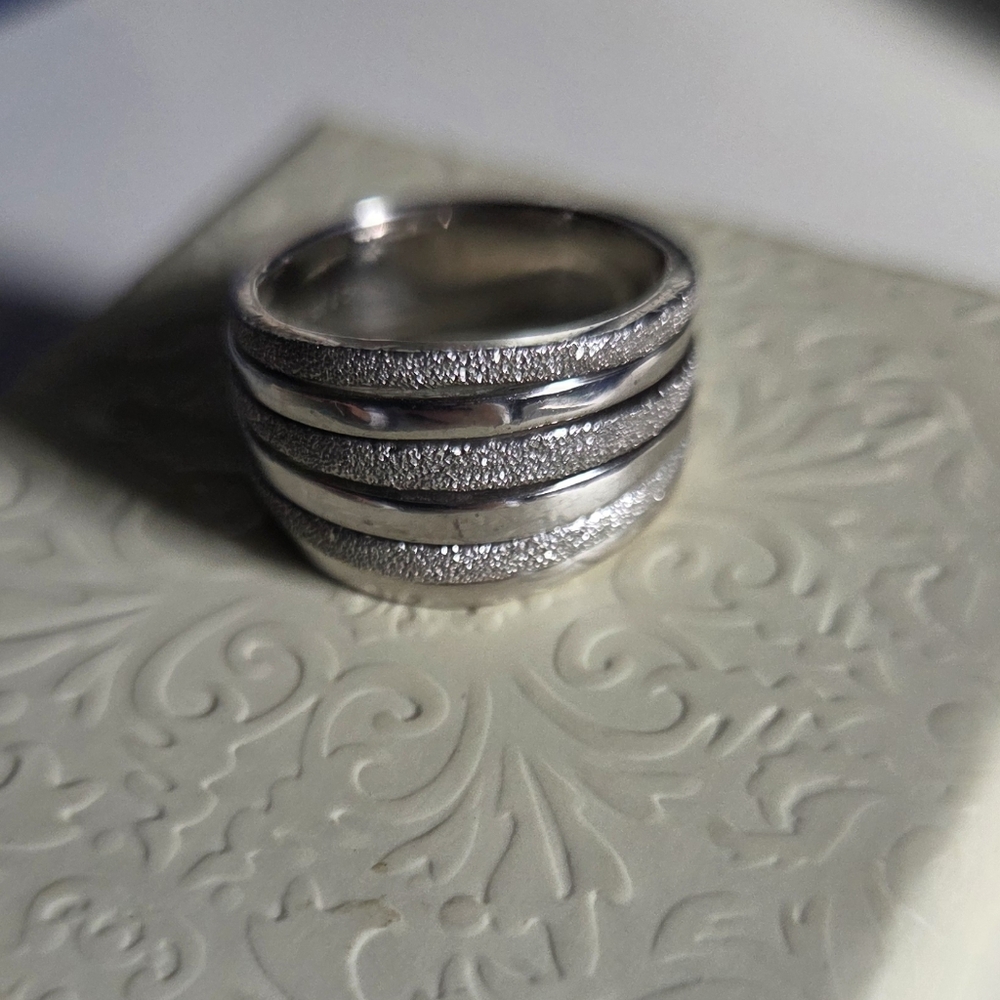 Elegant Sterling Silver Band Ring With Shimmer 925